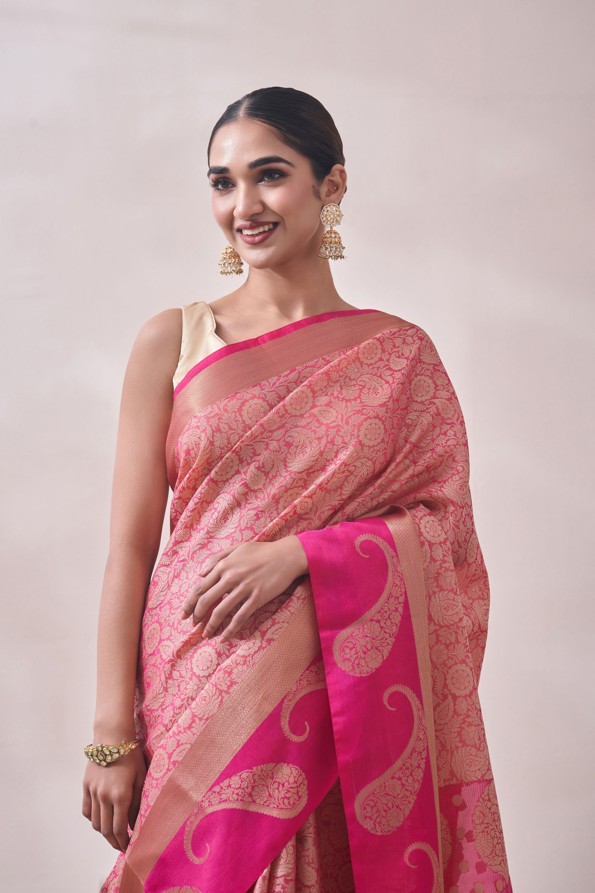Mohey Women Rani Zari Weaved Saree