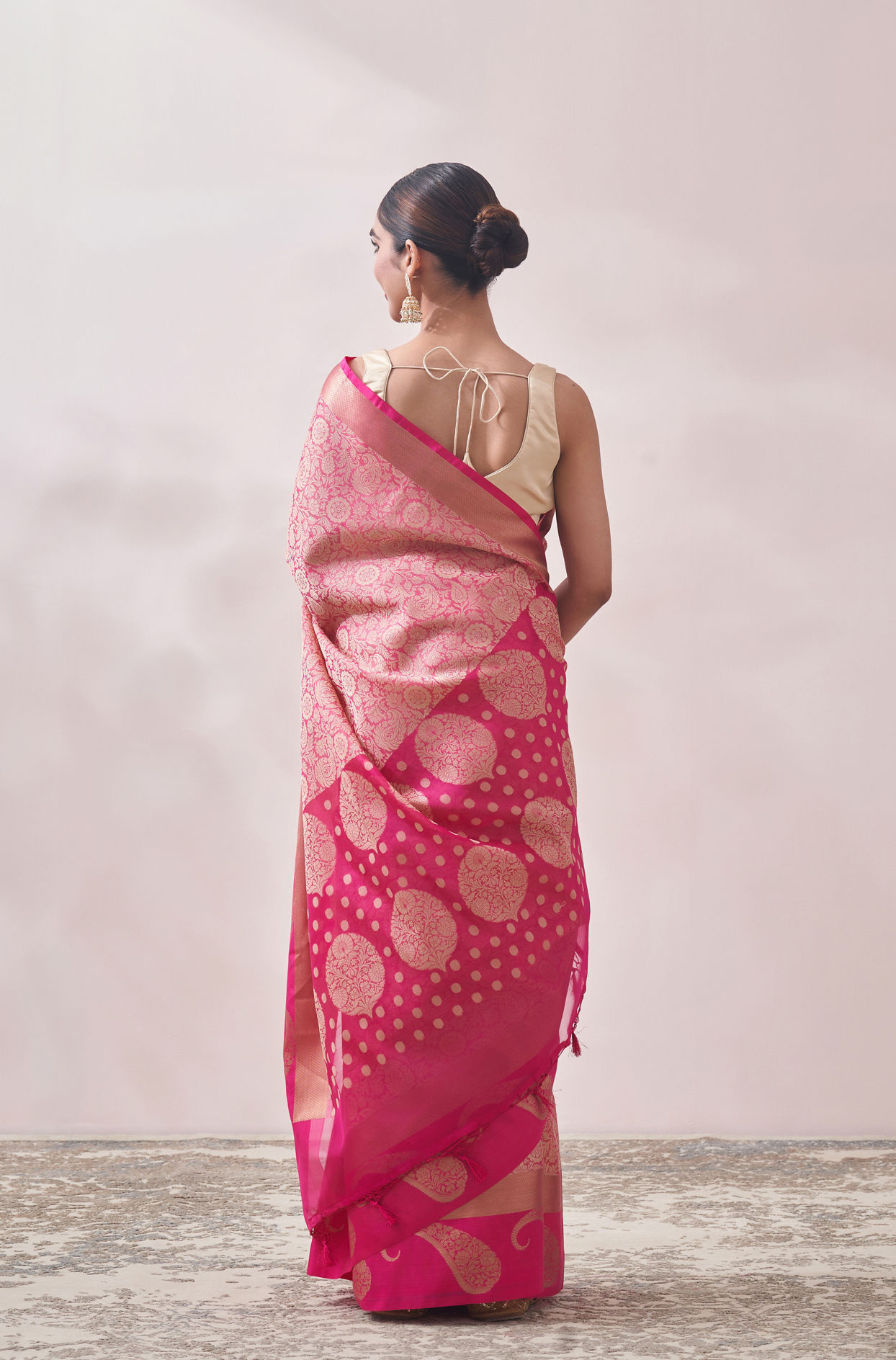 Mohey Women Rani Zari Weaved Saree