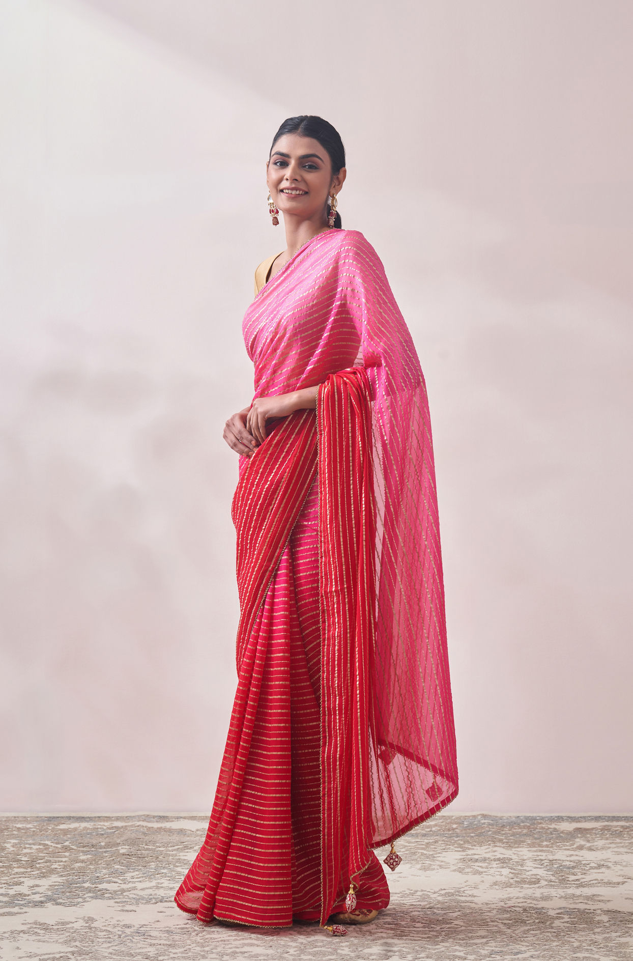 alt message - Mohey Women Pink Golden Striped Saree image number 3