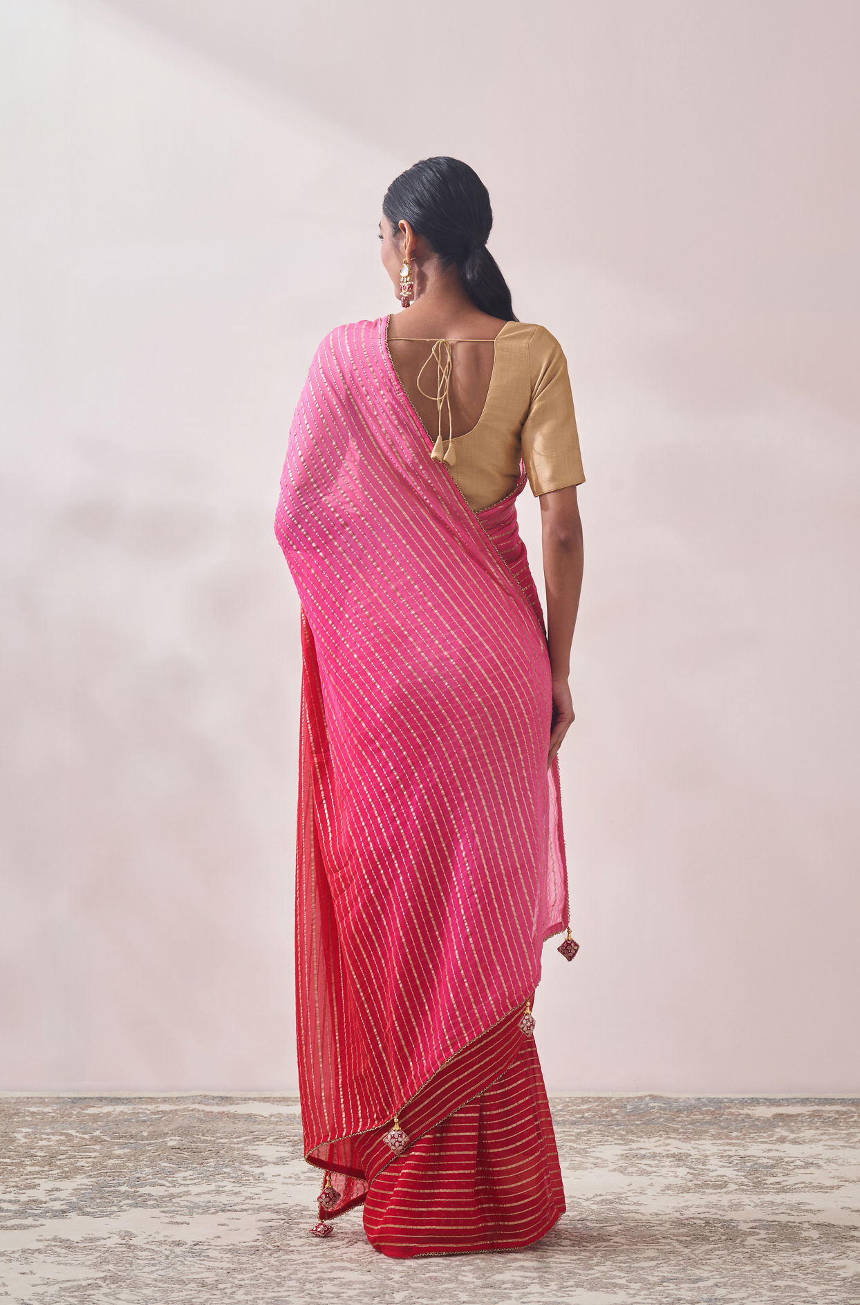 alt message - Mohey Women Pink Golden Striped Saree image number 2