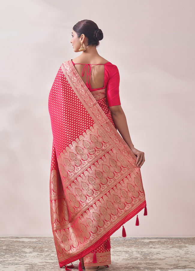 alt message - Mohey Women Rani Pink Patterned Saree image number 2