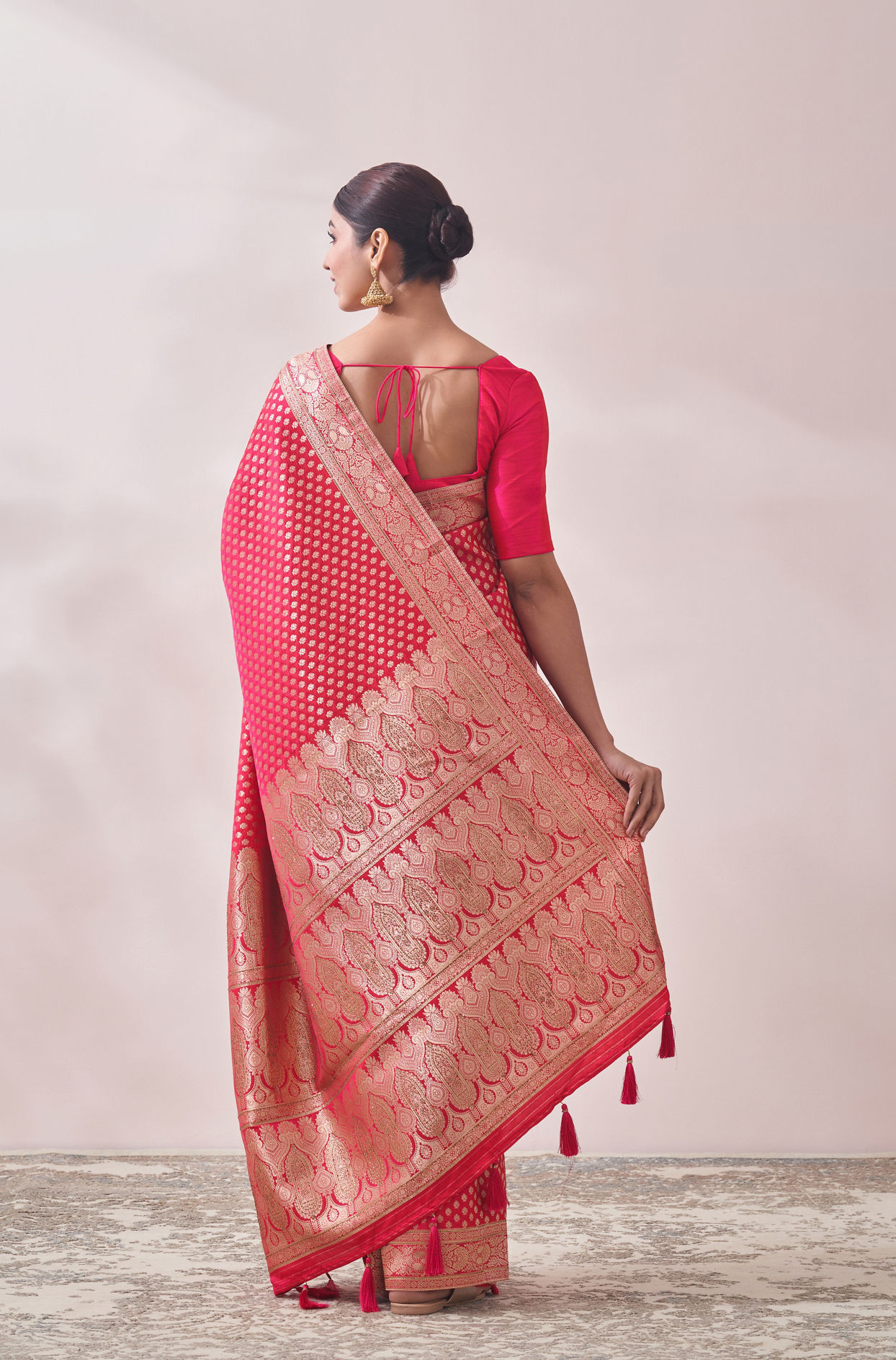 alt message - Mohey Women Rani Pink Patterned Saree image number 2