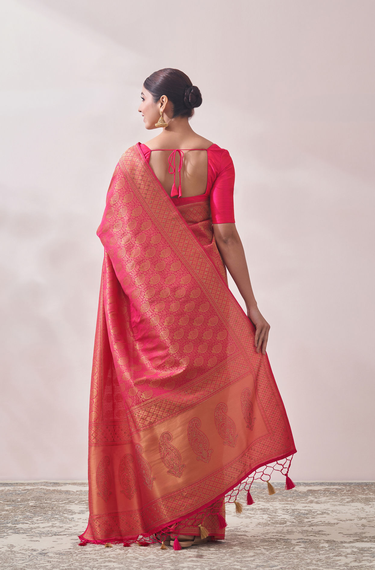 Rani Pink Patterned Saree image number 2