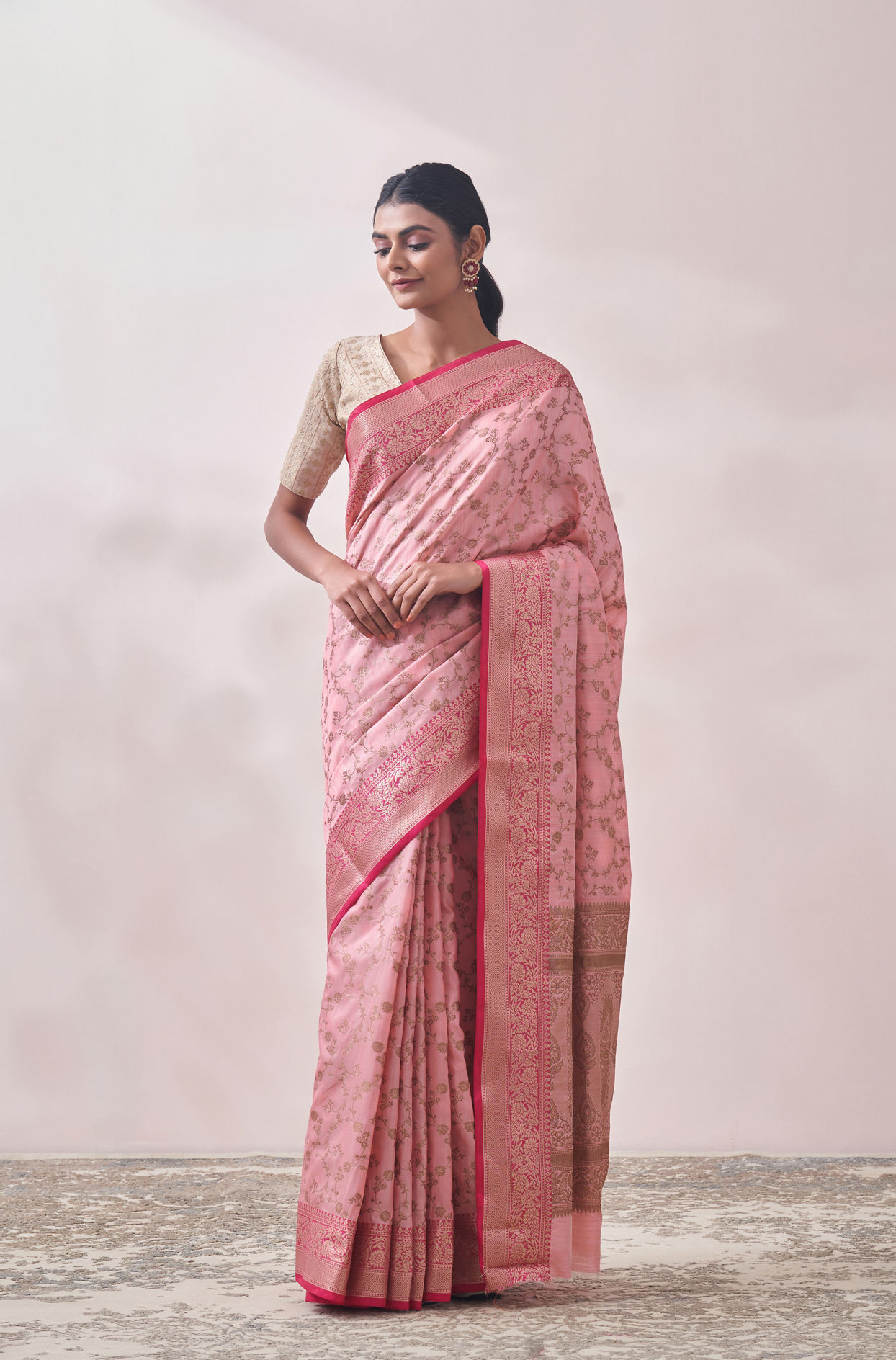 alt message - Mohey Women Light Pink Patterned Saree image number 0