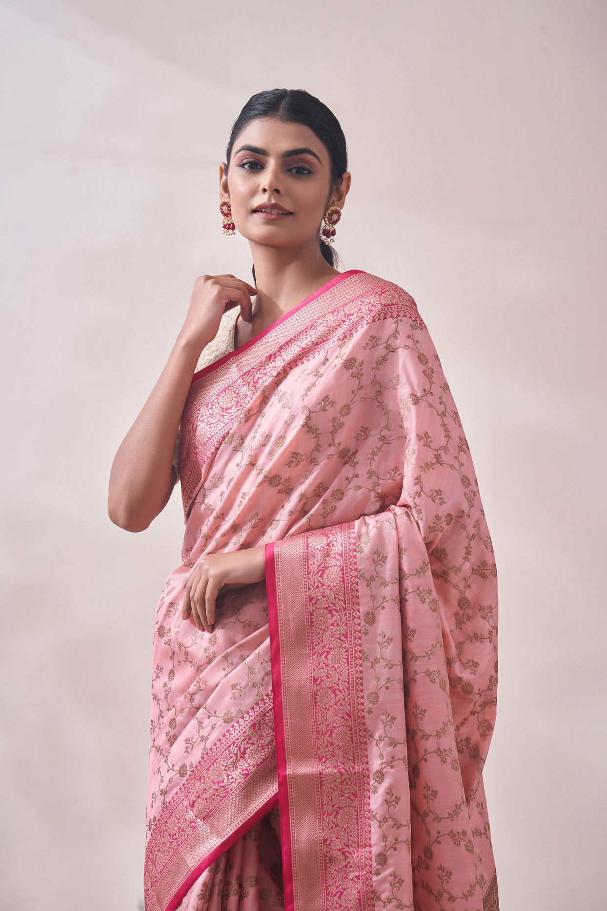 alt message - Mohey Women Light Pink Patterned Saree image number 1