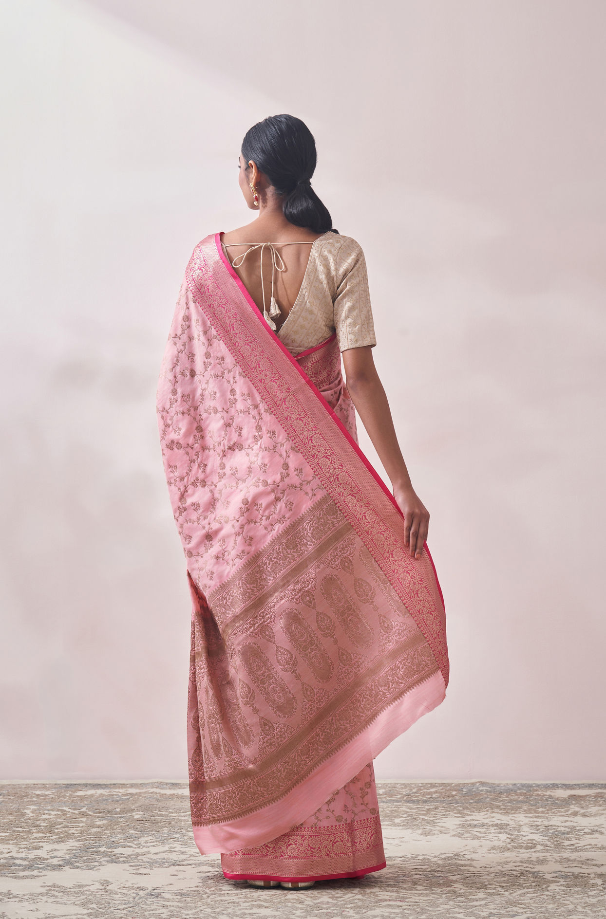 alt message - Mohey Women Light Pink Patterned Saree image number 2