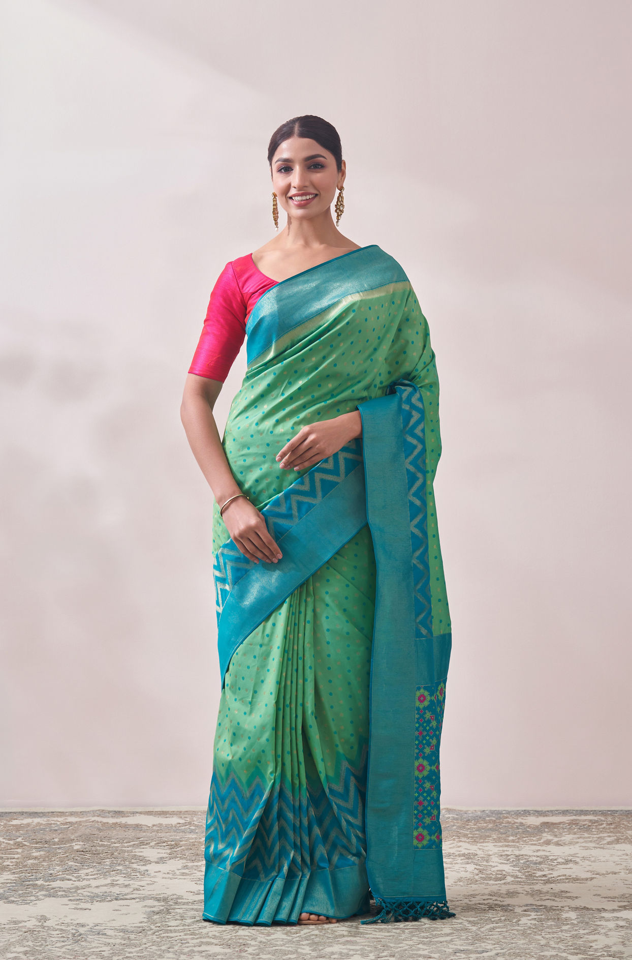 alt message - Mohey Women Light Green Booti Work Saree image number 0