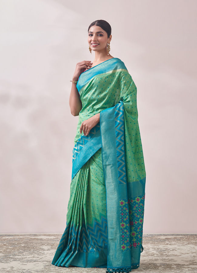 alt message - Mohey Women Light Green Booti Work Saree image number 3