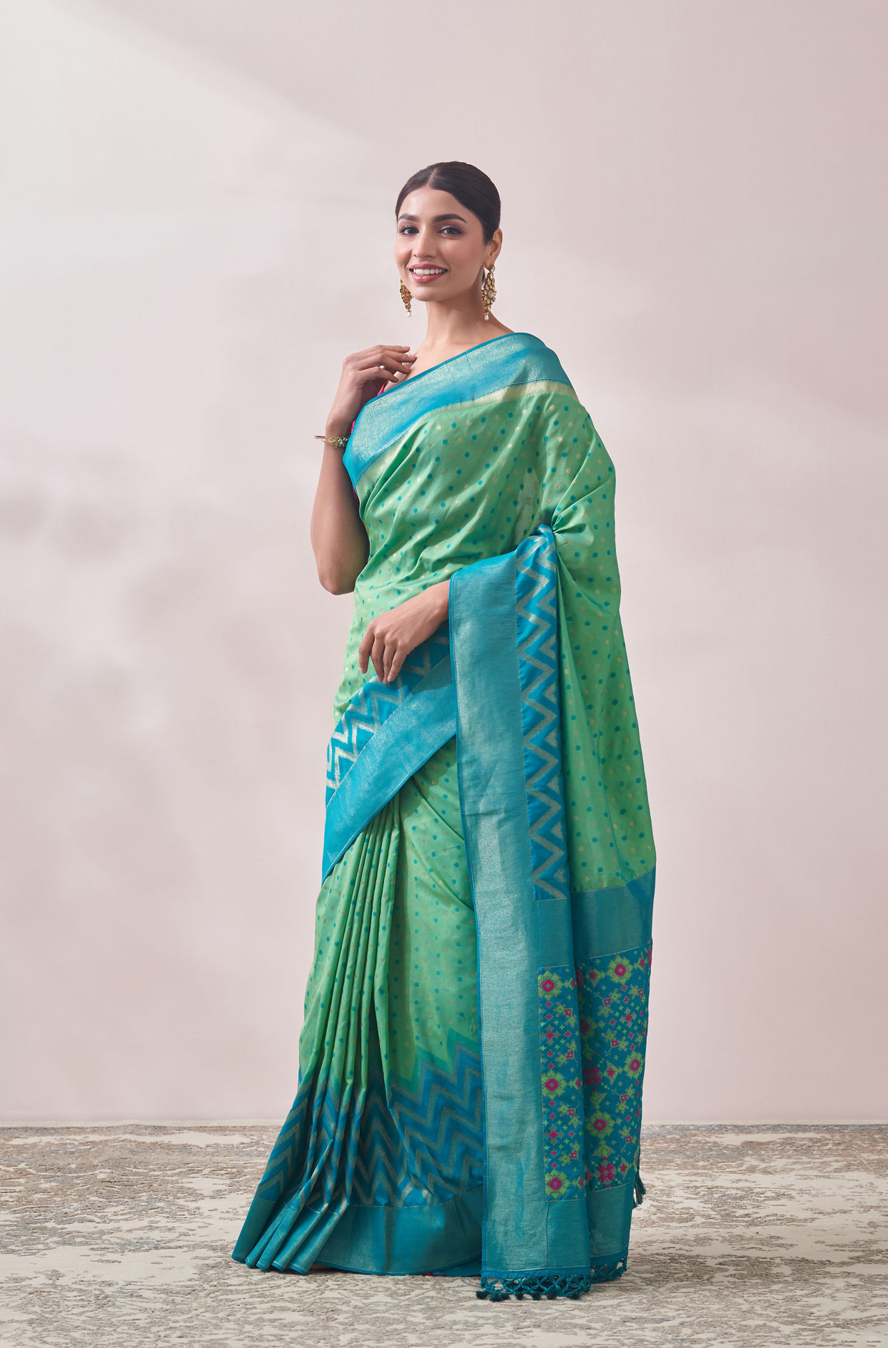 alt message - Mohey Women Light Green Booti Work Saree image number 3