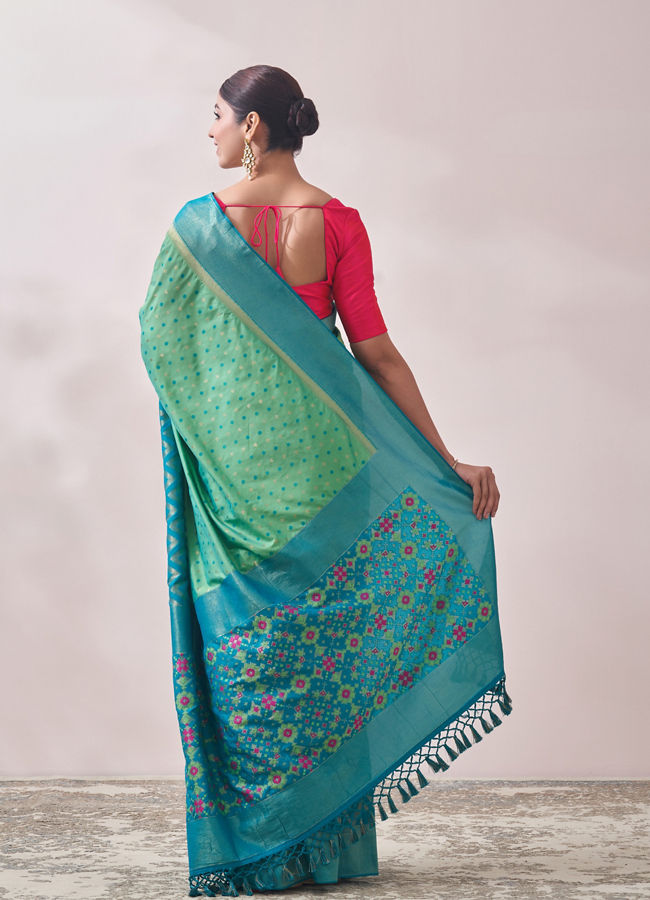 alt message - Mohey Women Light Green Booti Work Saree image number 2