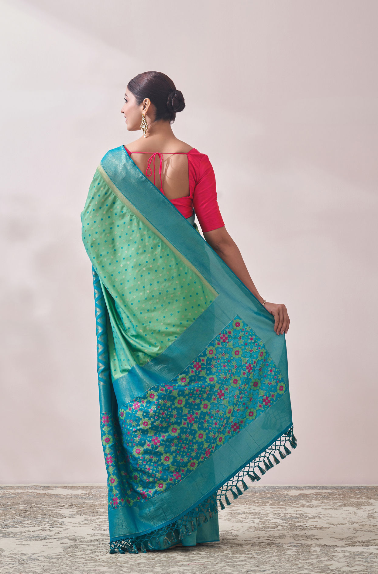 alt message - Mohey Women Light Green Booti Work Saree image number 2