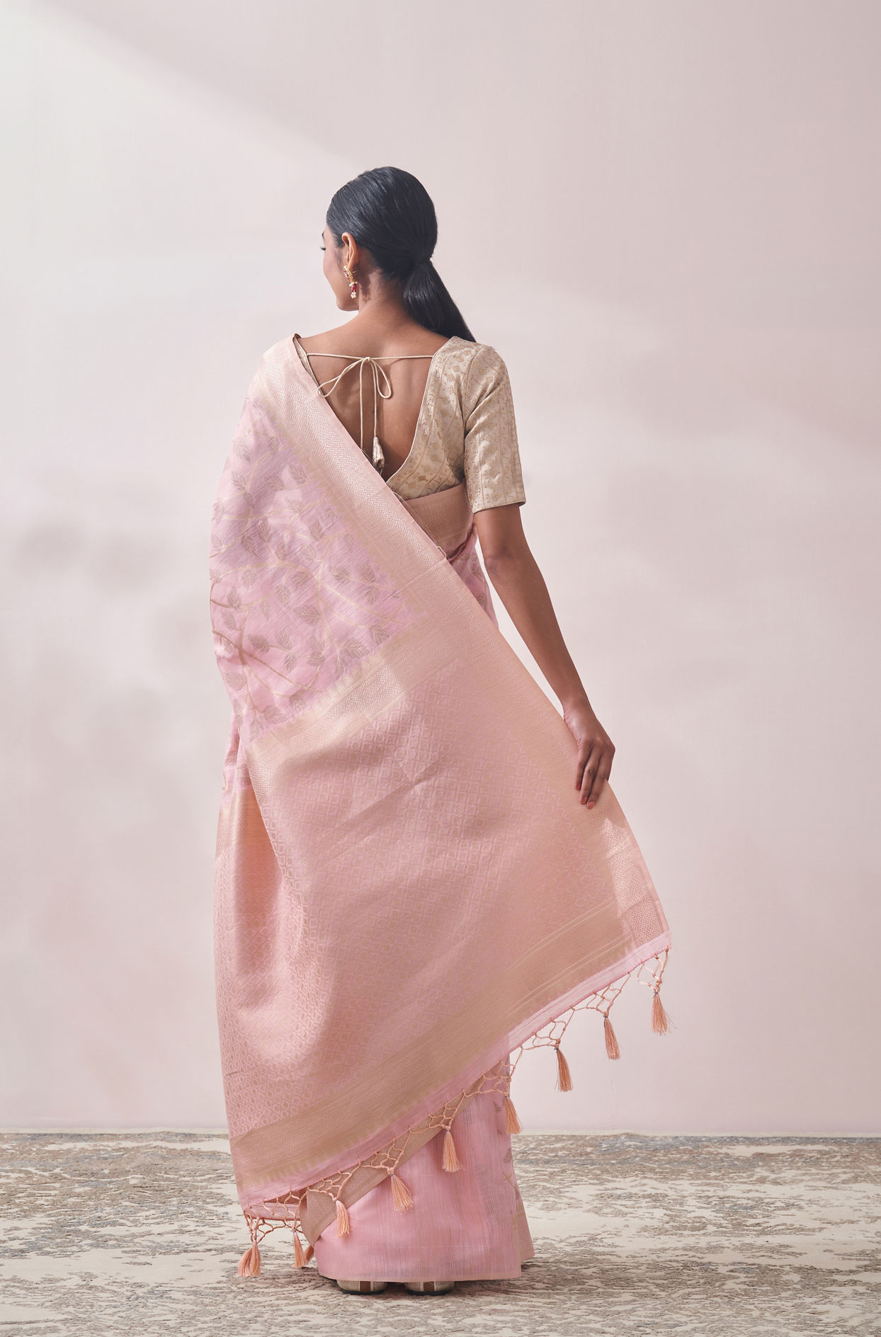 Mohey Women Light Pink Printed Saree