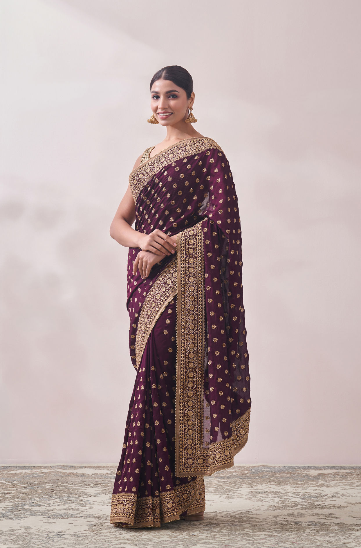 alt message - Mohey Women Wine Patterned Saree image number 3