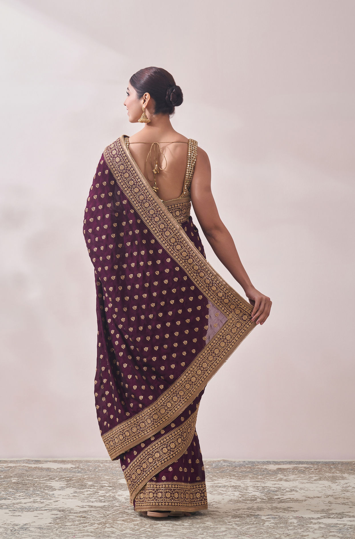 alt message - Mohey Women Wine Patterned Saree image number 2