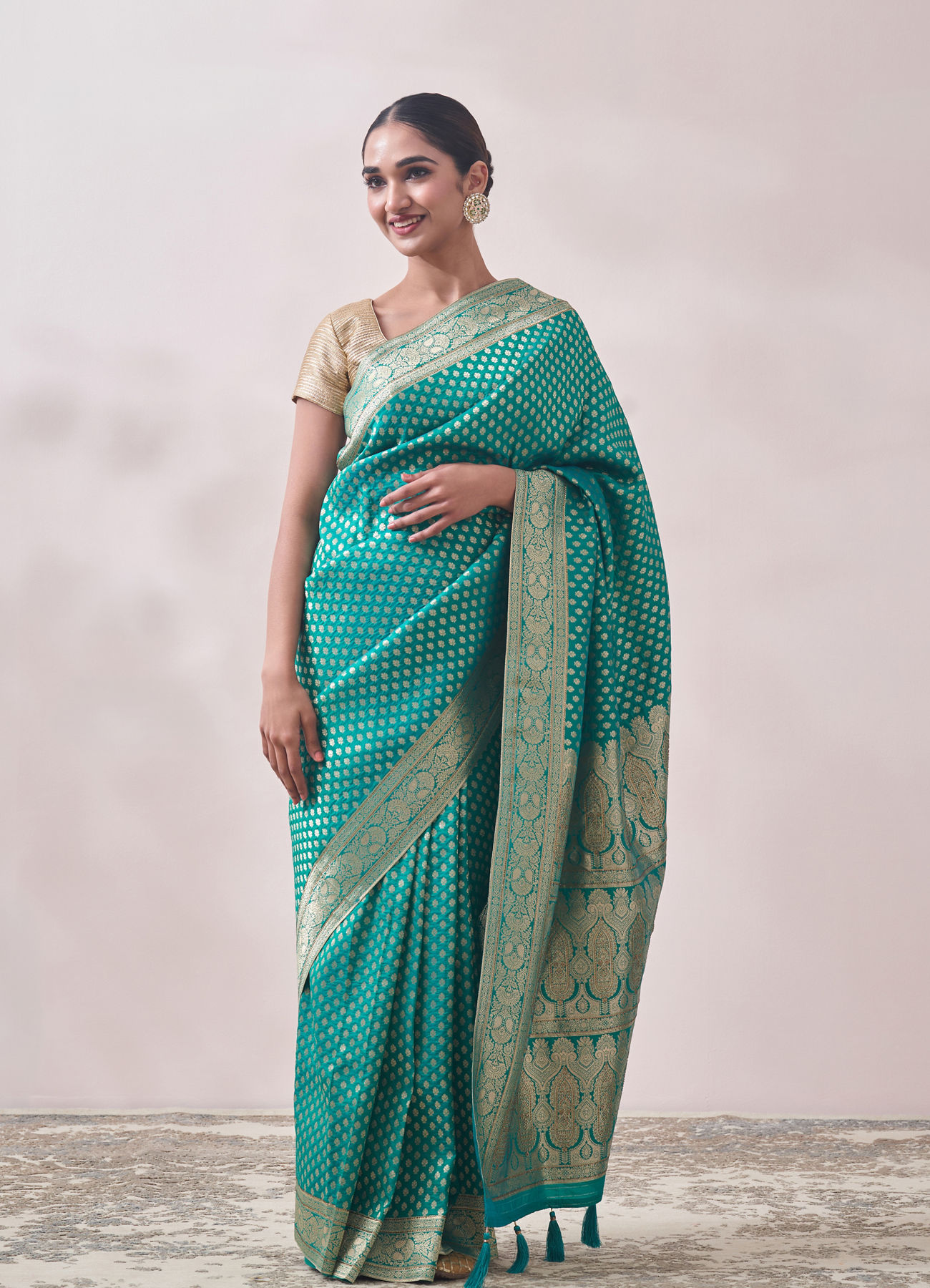 Mohey Women Rama Green Patterned Saree