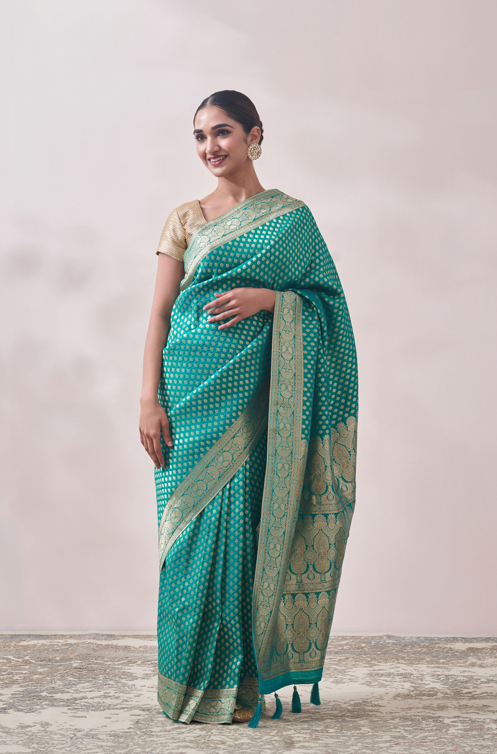 Mohey Women Rama Green Patterned Saree