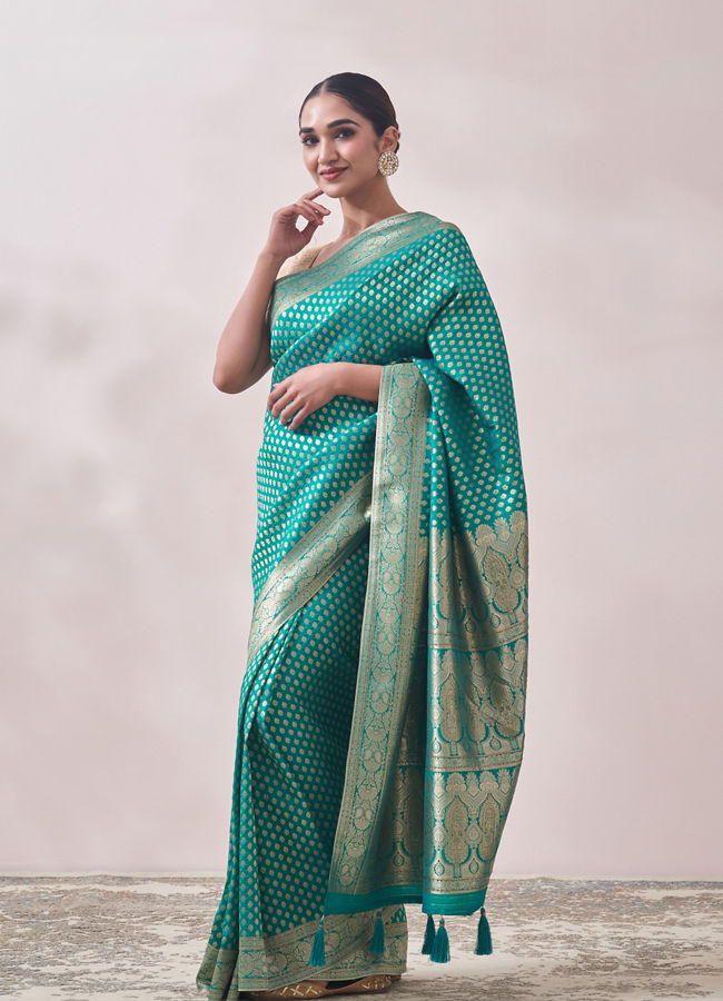 alt message - Mohey Women Rama Green Patterned Saree image number 3