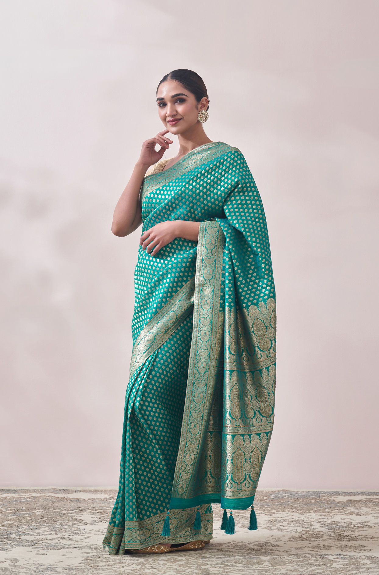 alt message - Mohey Women Rama Green Patterned Saree image number 3