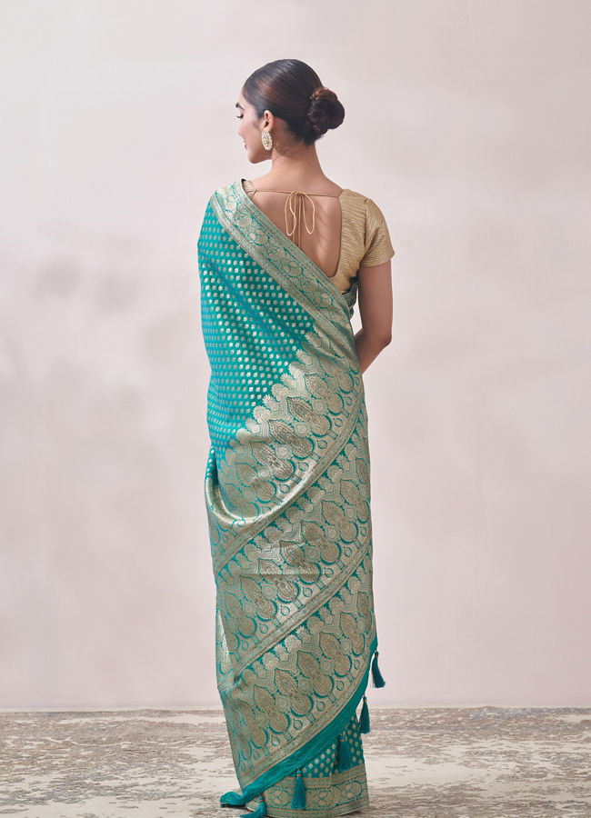 alt message - Mohey Women Rama Green Patterned Saree image number 2