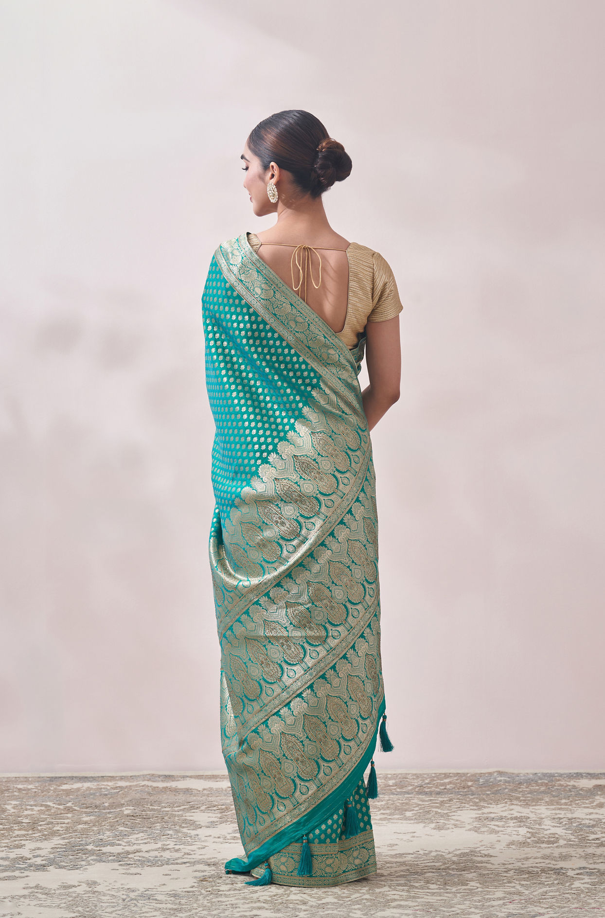 alt message - Mohey Women Rama Green Patterned Saree image number 2