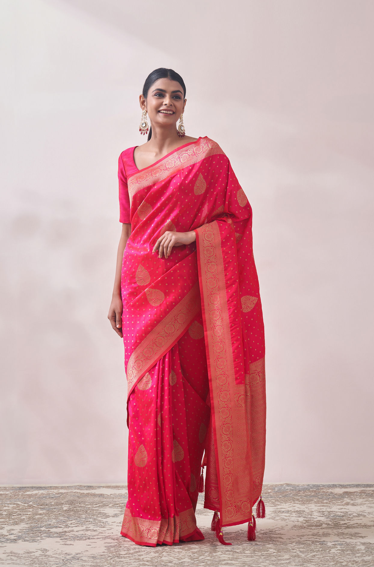 alt message - Mohey Women Rani Pink Patterned Saree image number 0