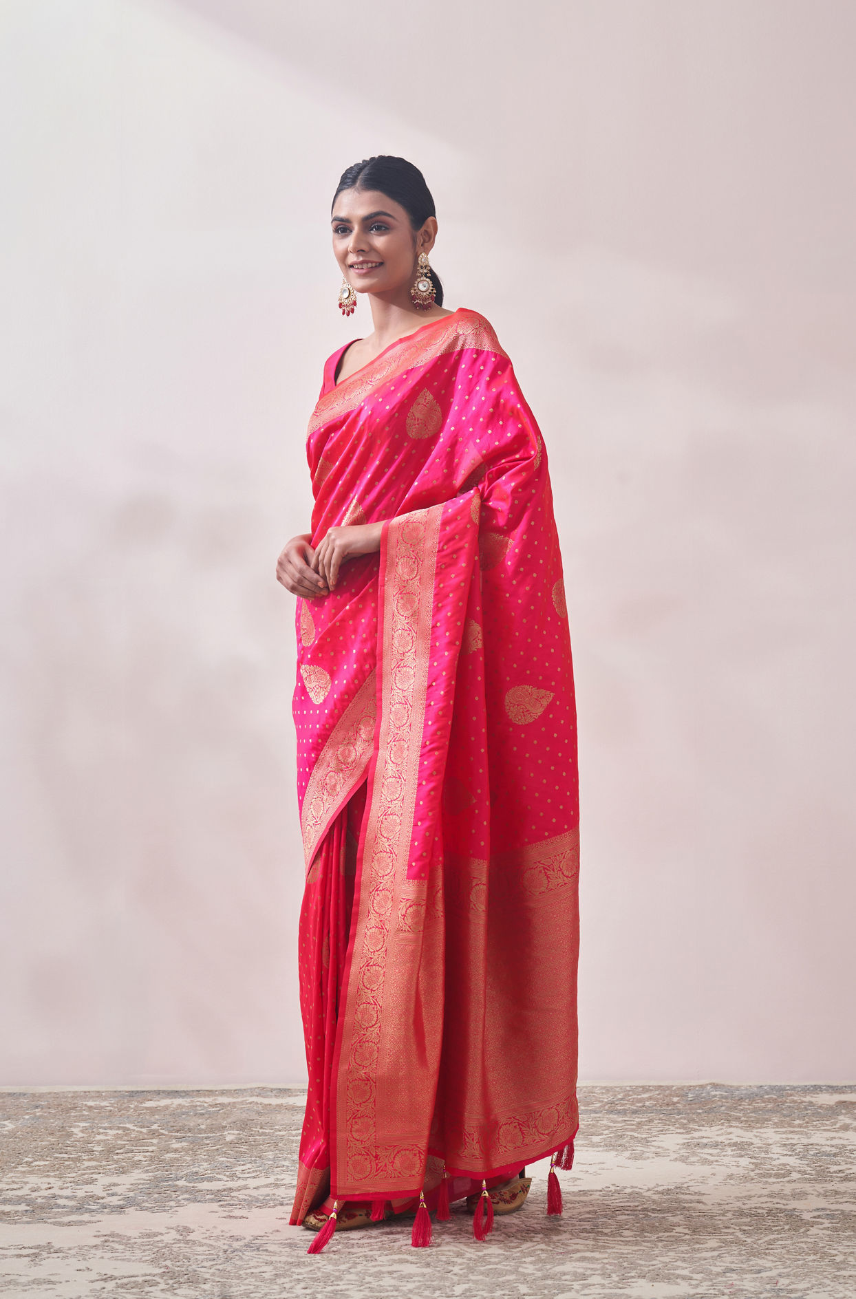 alt message - Mohey Women Rani Pink Patterned Saree image number 3