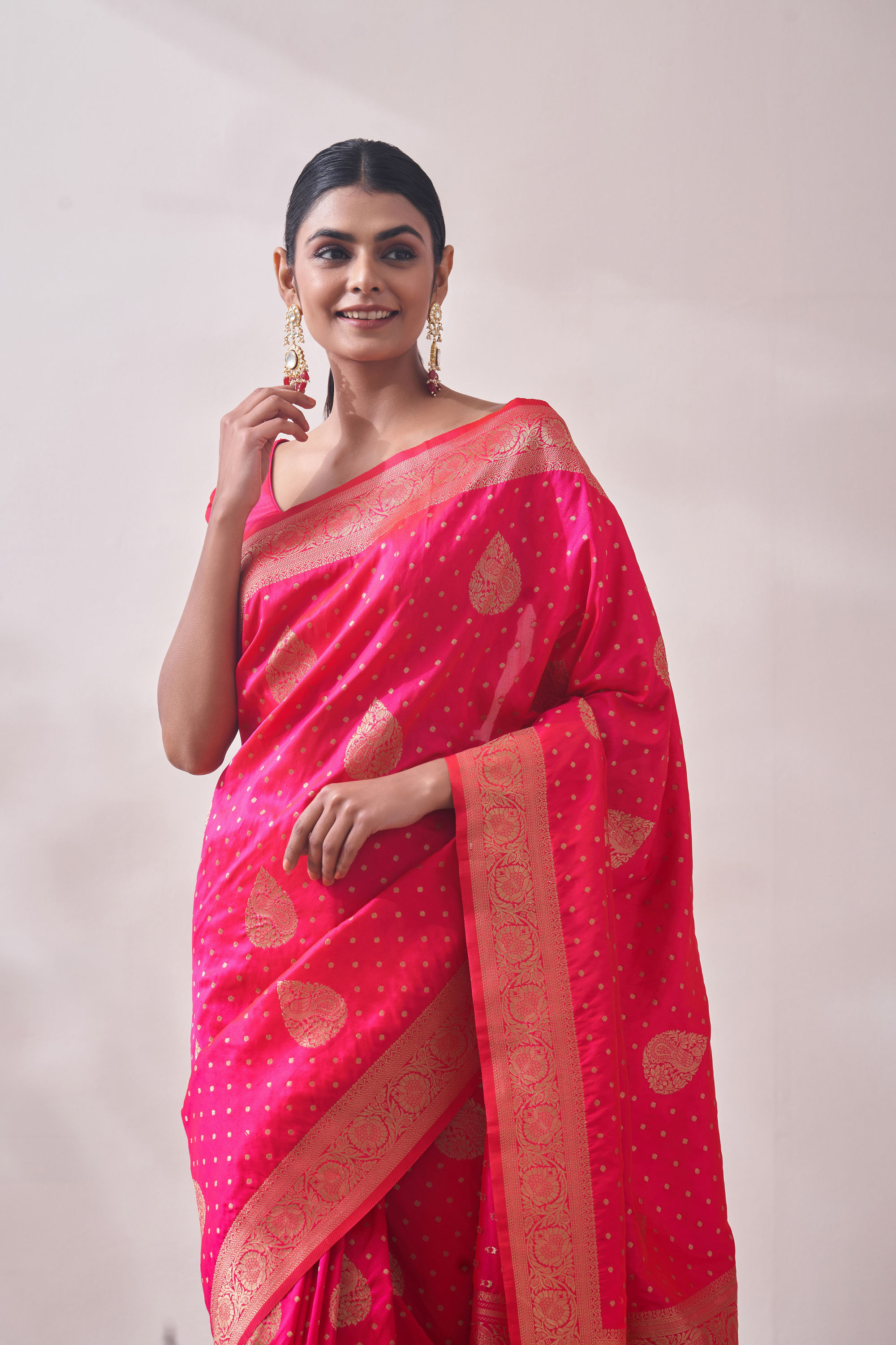 Mohey Women Rani Pink Patterned Saree