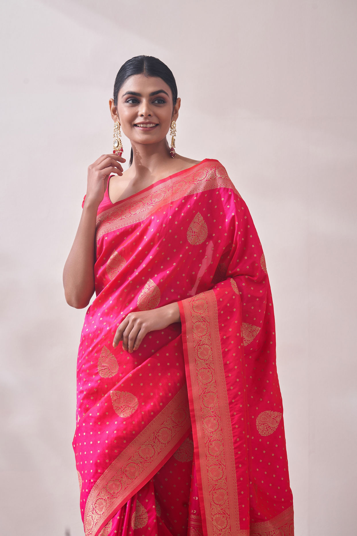 alt message - Mohey Women Rani Pink Patterned Saree image number 1