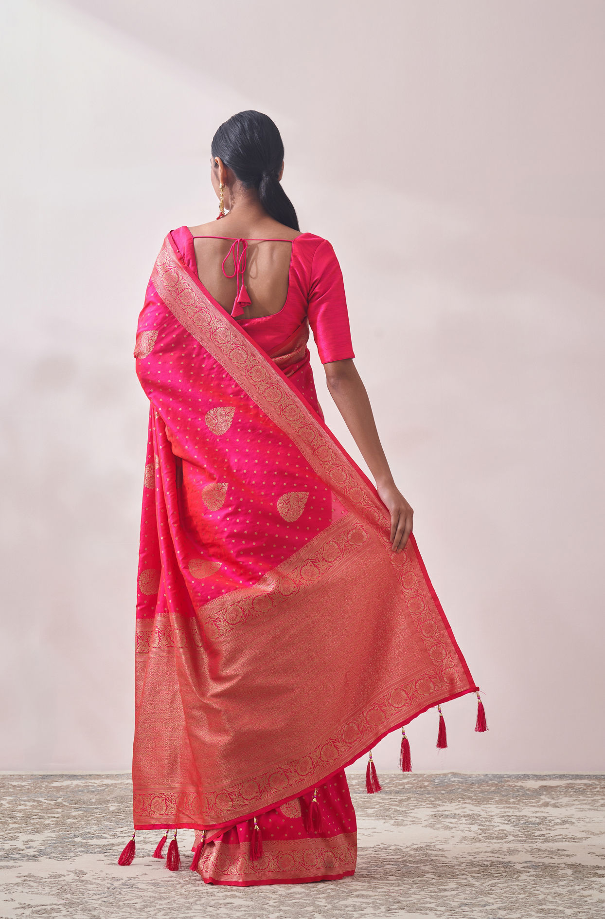 alt message - Mohey Women Rani Pink Patterned Saree image number 2