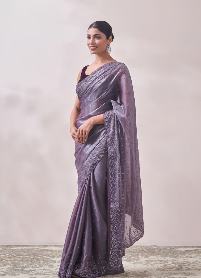 alt message - Mohey Women Lilac Stone Embellished Saree image number 3