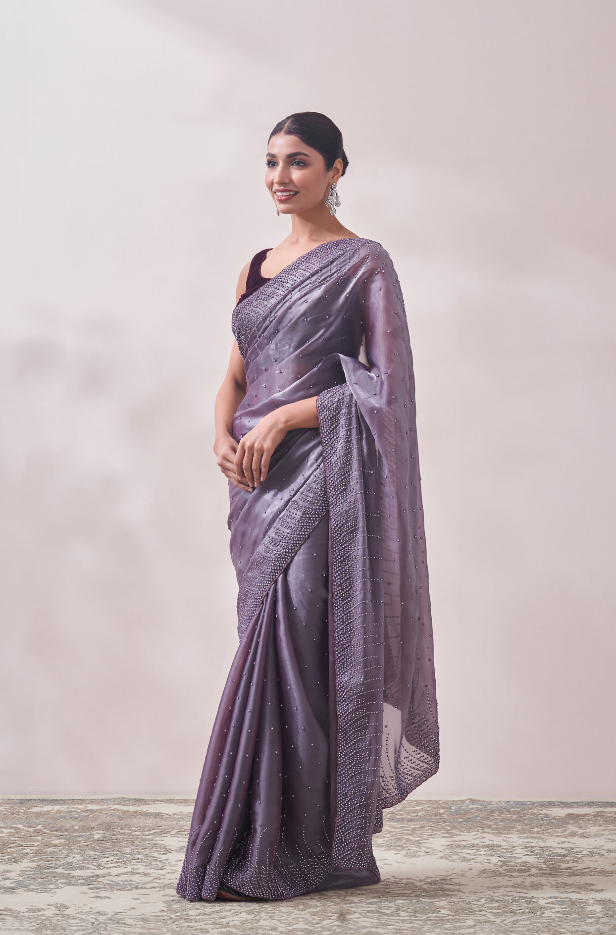 alt message - Mohey Women Lilac Stone Embellished Saree image number 3