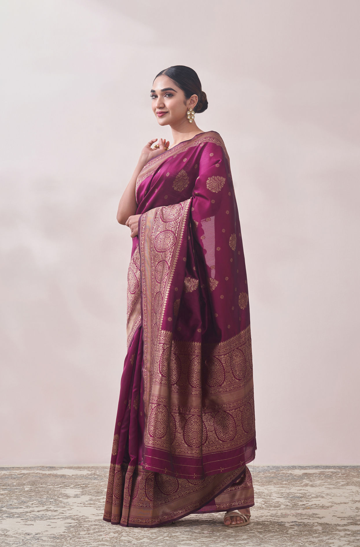 Mohey Women Plum Self Design Saree