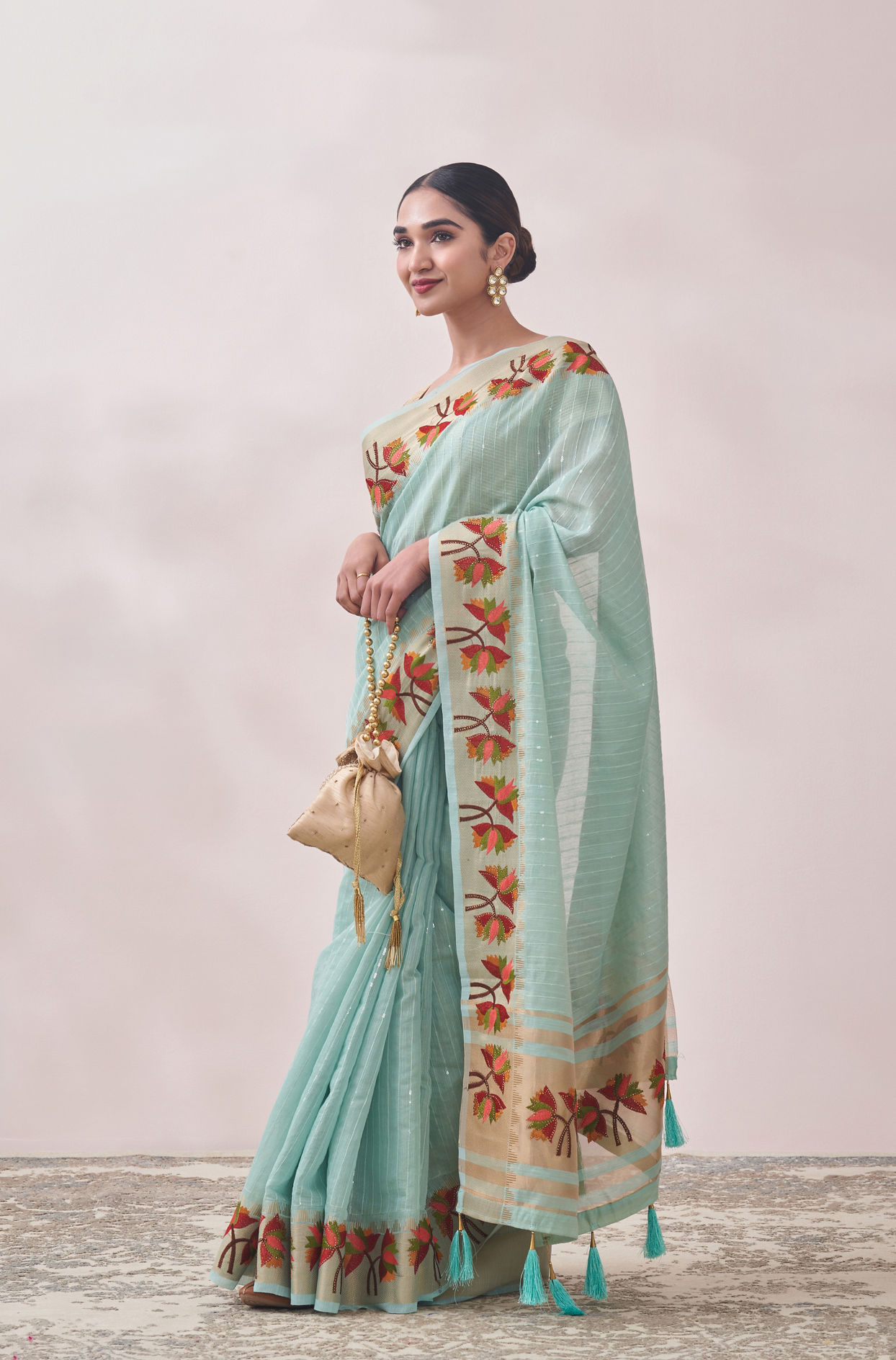 alt message - Mohey Women Light Blue Self Design Saree image number 3