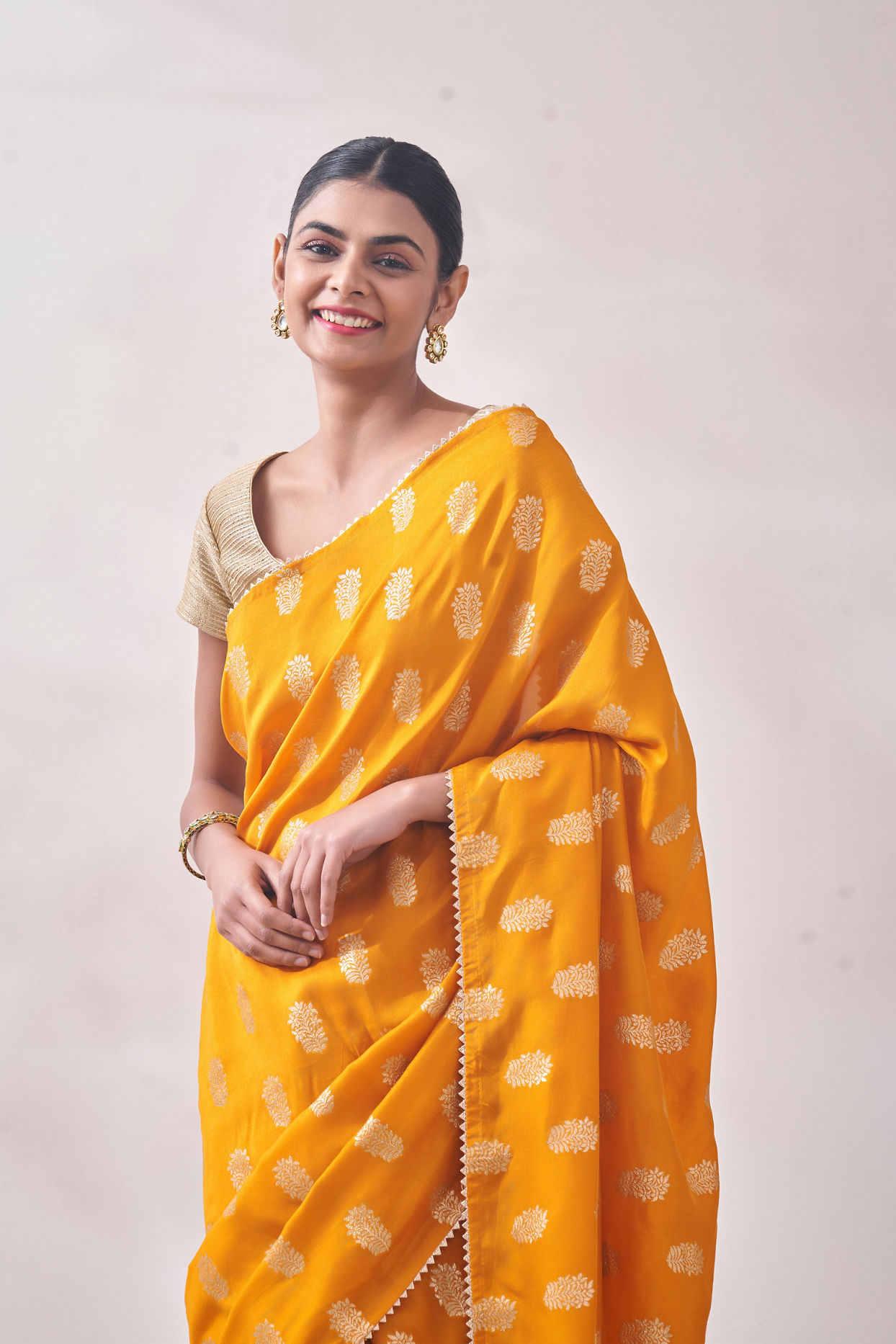 alt message - Mohey Women Mustard Self Design Saree image number 1