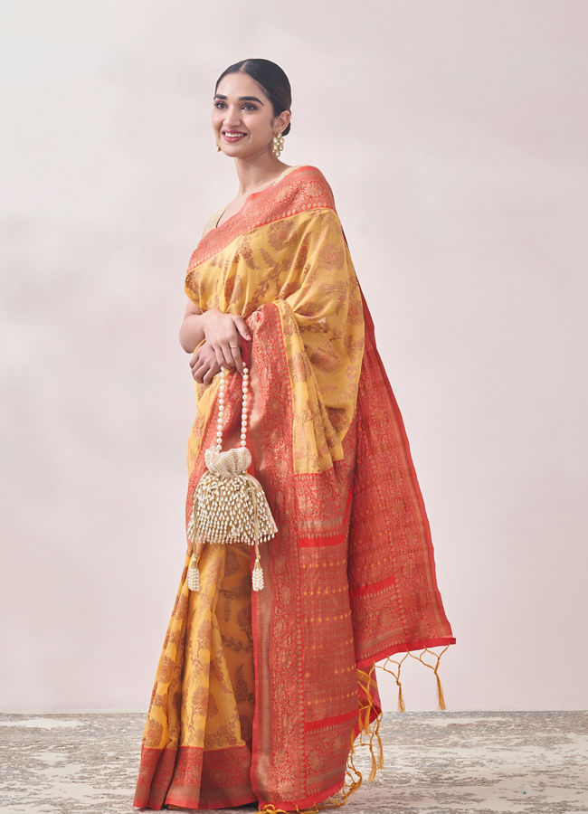 alt message - Mohey Women Sunset Yellow Zari Weaved Saree image number 3