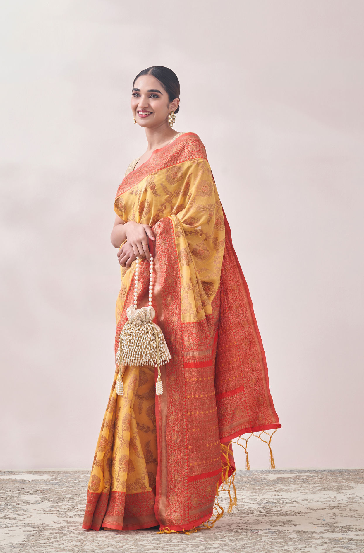 alt message - Mohey Women Sunset Yellow Zari Weaved Saree image number 3