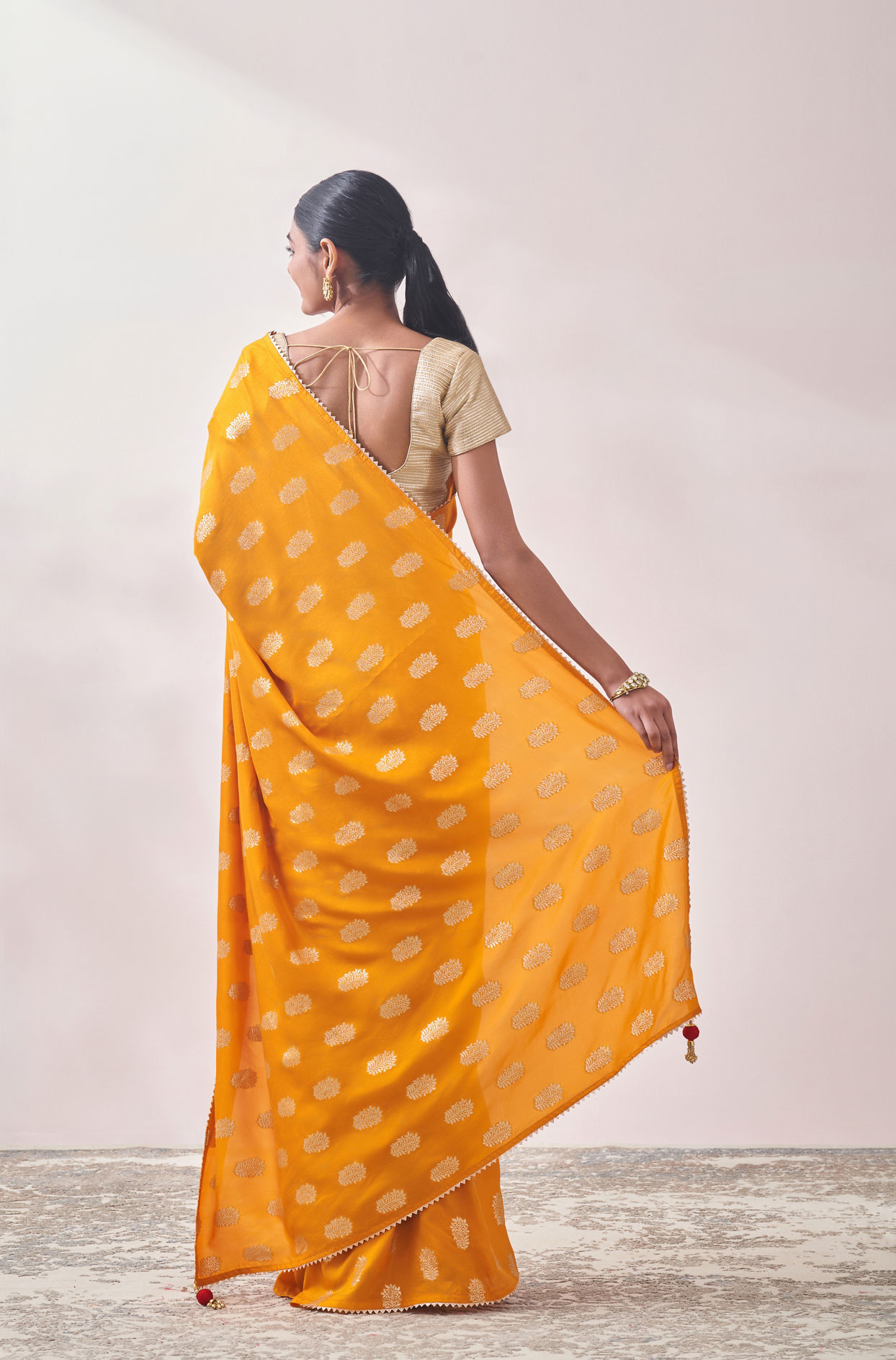 alt message - Mohey Women Mustard Self Design Saree image number 2