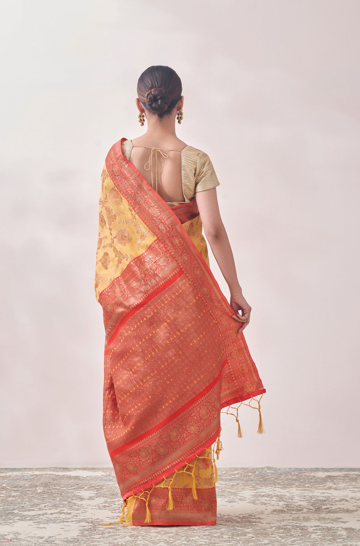 alt message - Mohey Women Sunset Yellow Zari Weaved Saree image number 2