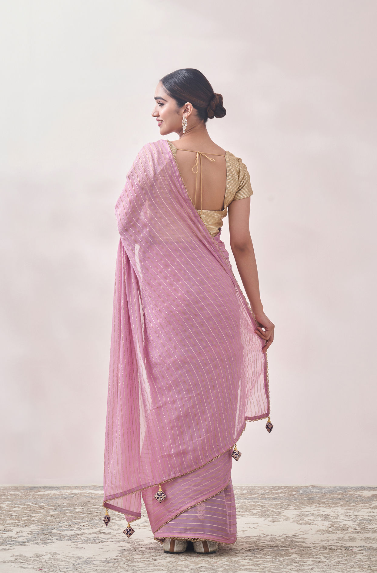 alt message - Mohey Women Classy Purple Patterned Saree image number 2