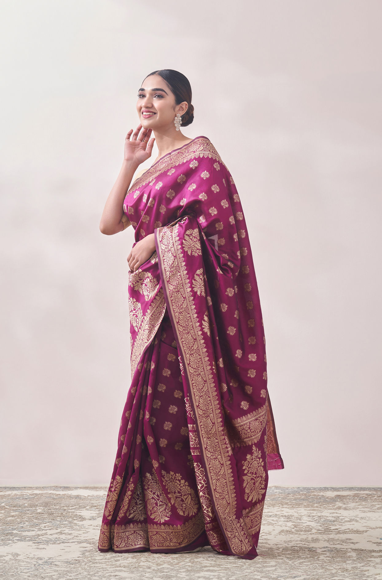 Mohey Women Berry Wine Patterned Saree