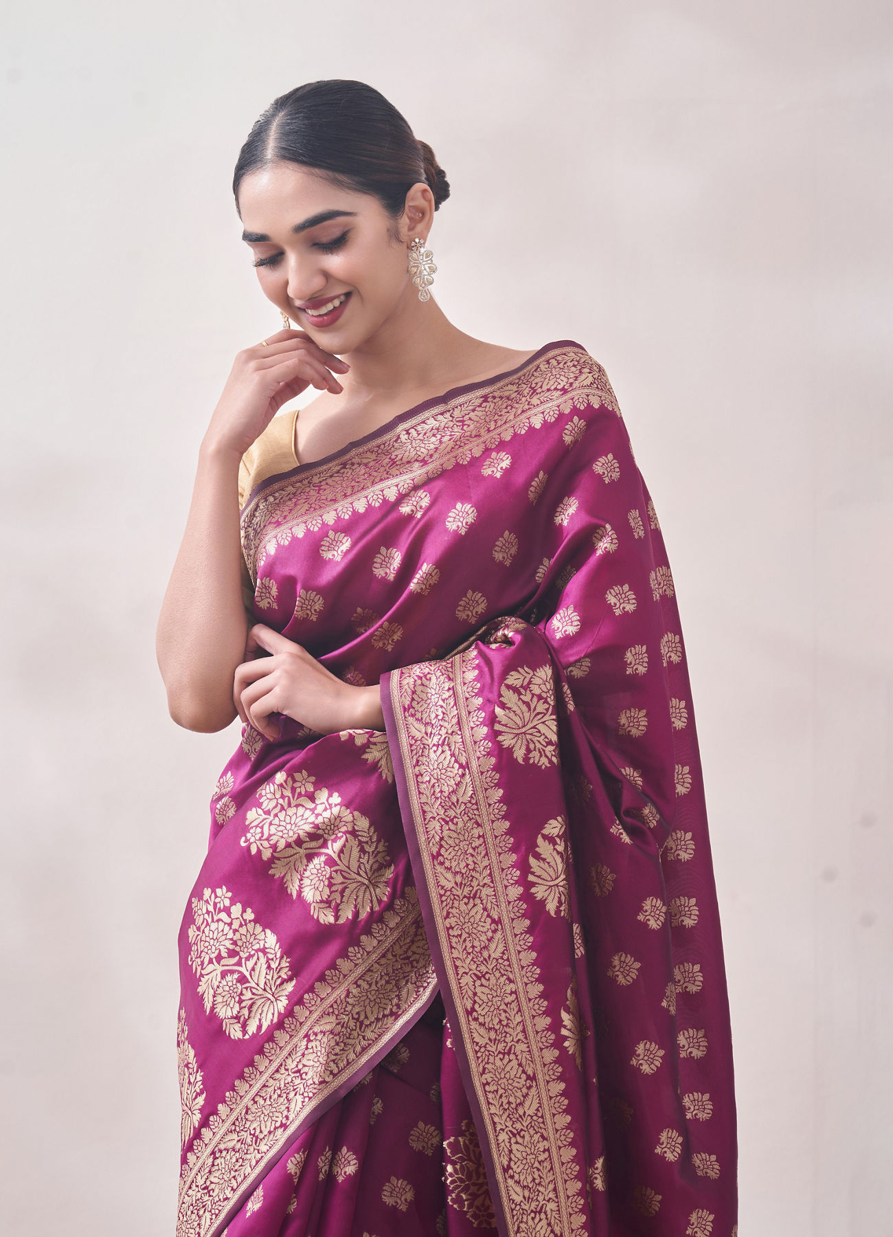 Mohey Women Berry Wine Patterned Saree