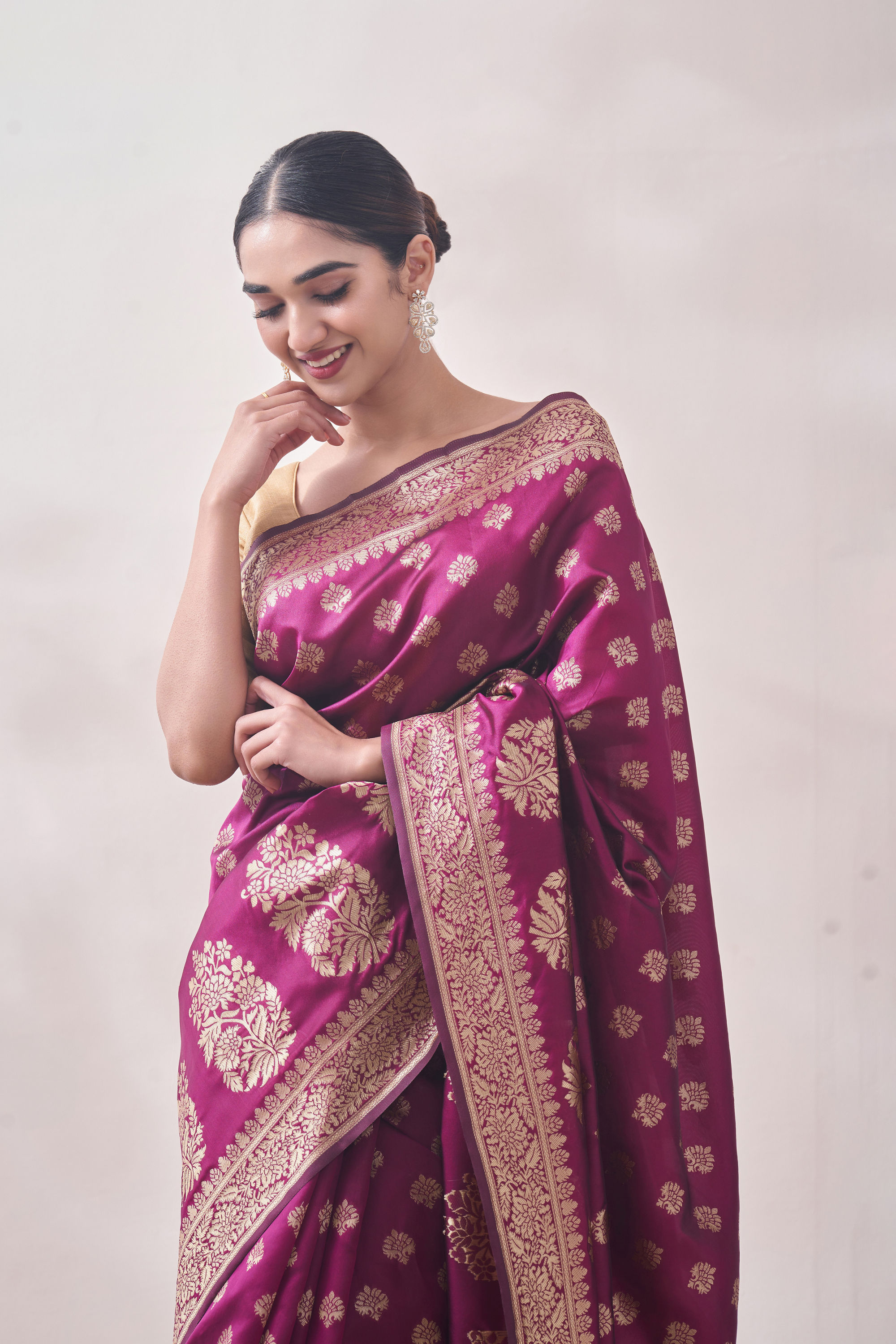 Mohey Women Berry Wine Patterned Saree