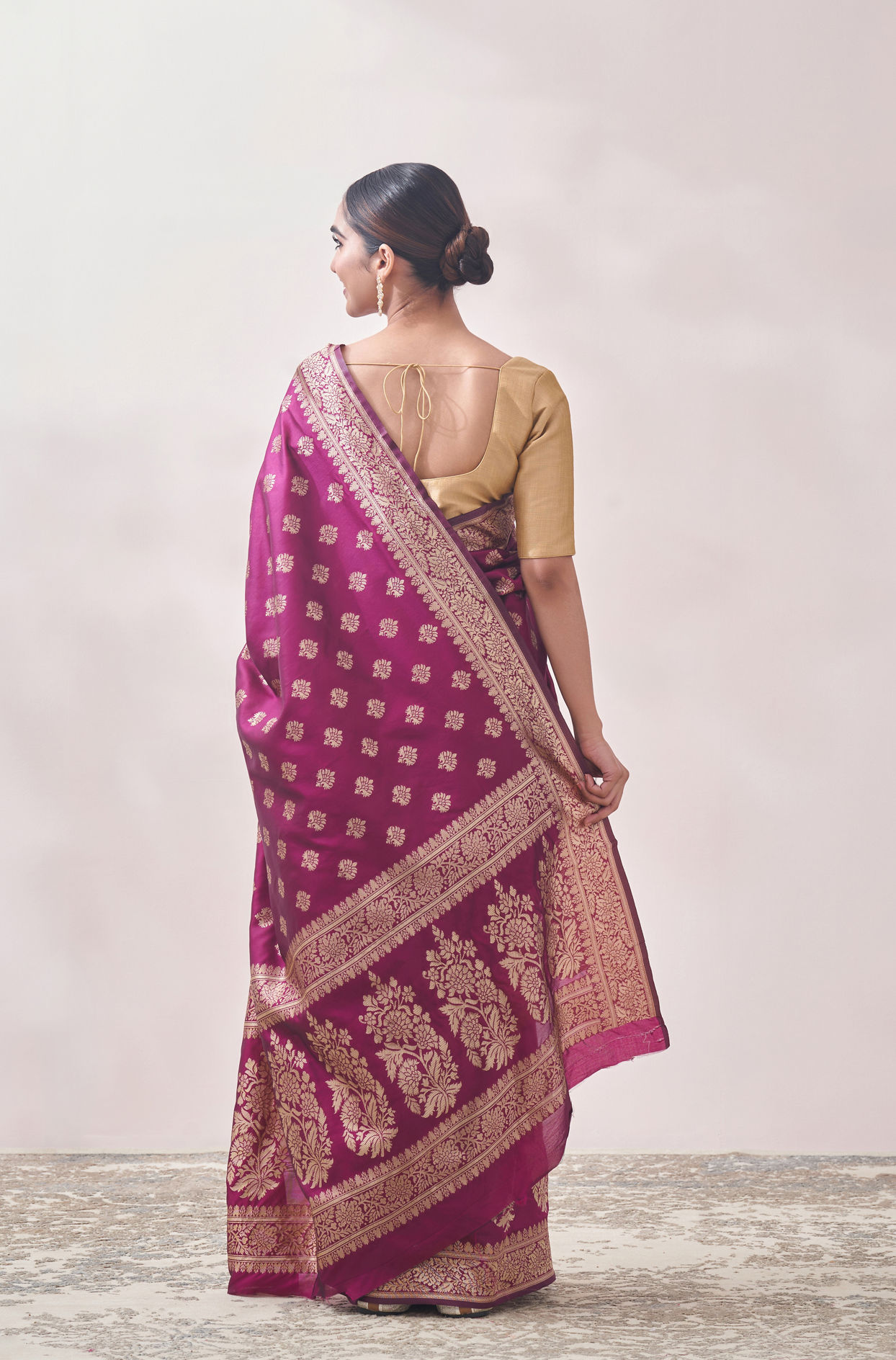 Mohey Women Berry Wine Patterned Saree