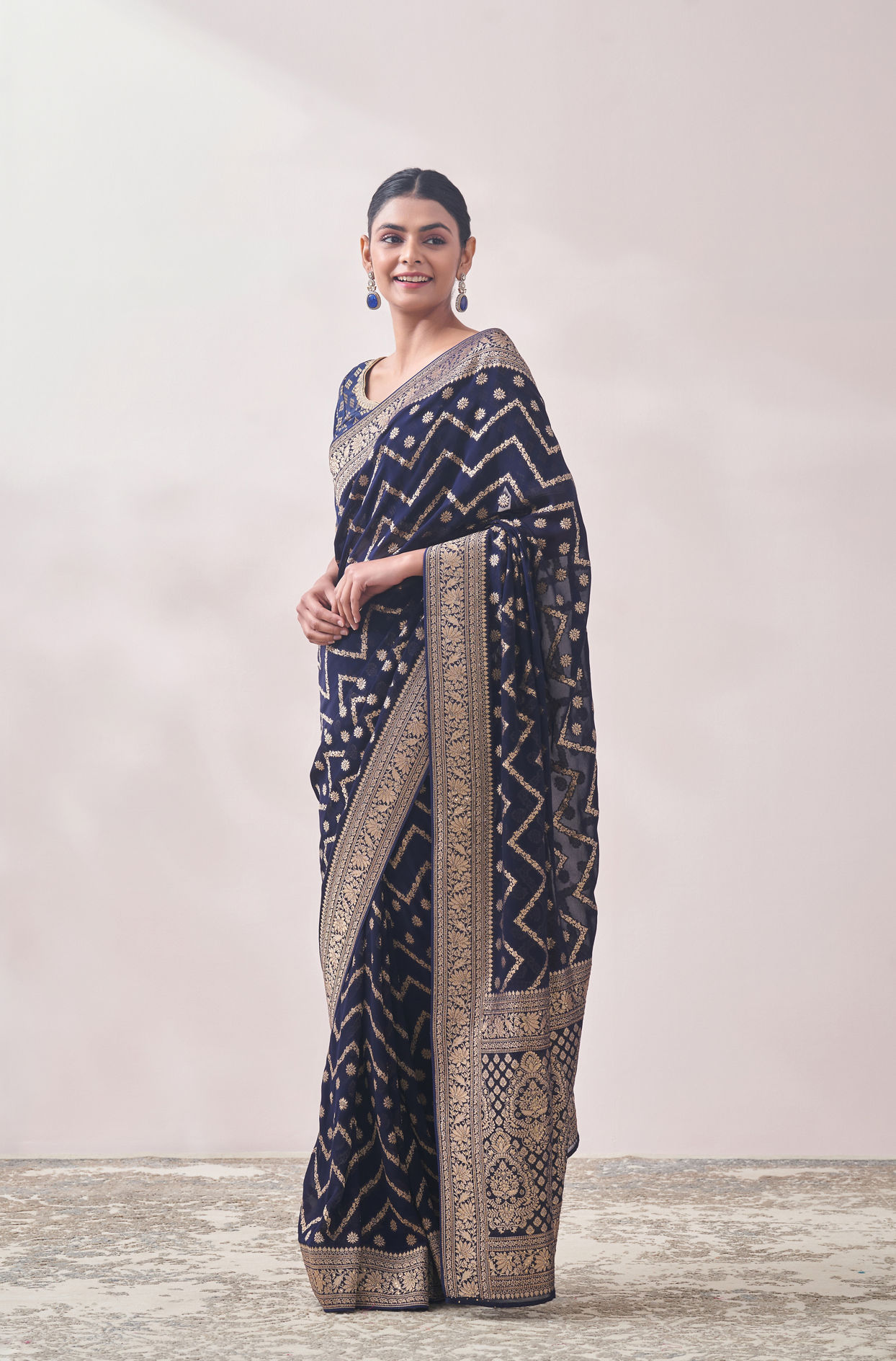 Mohey Women Navy Blue Zari Weaved Saree image number 3