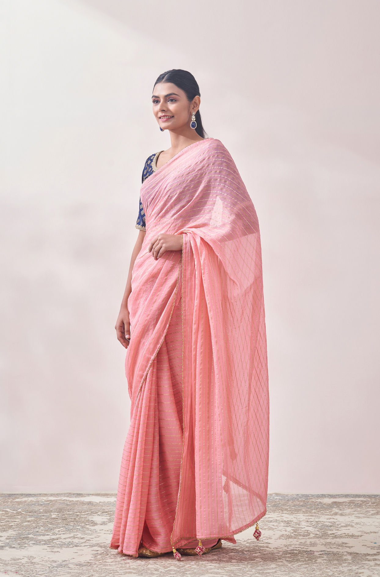 alt message - Mohey Women Pink with Golden Motif Patterned Saree image number 3