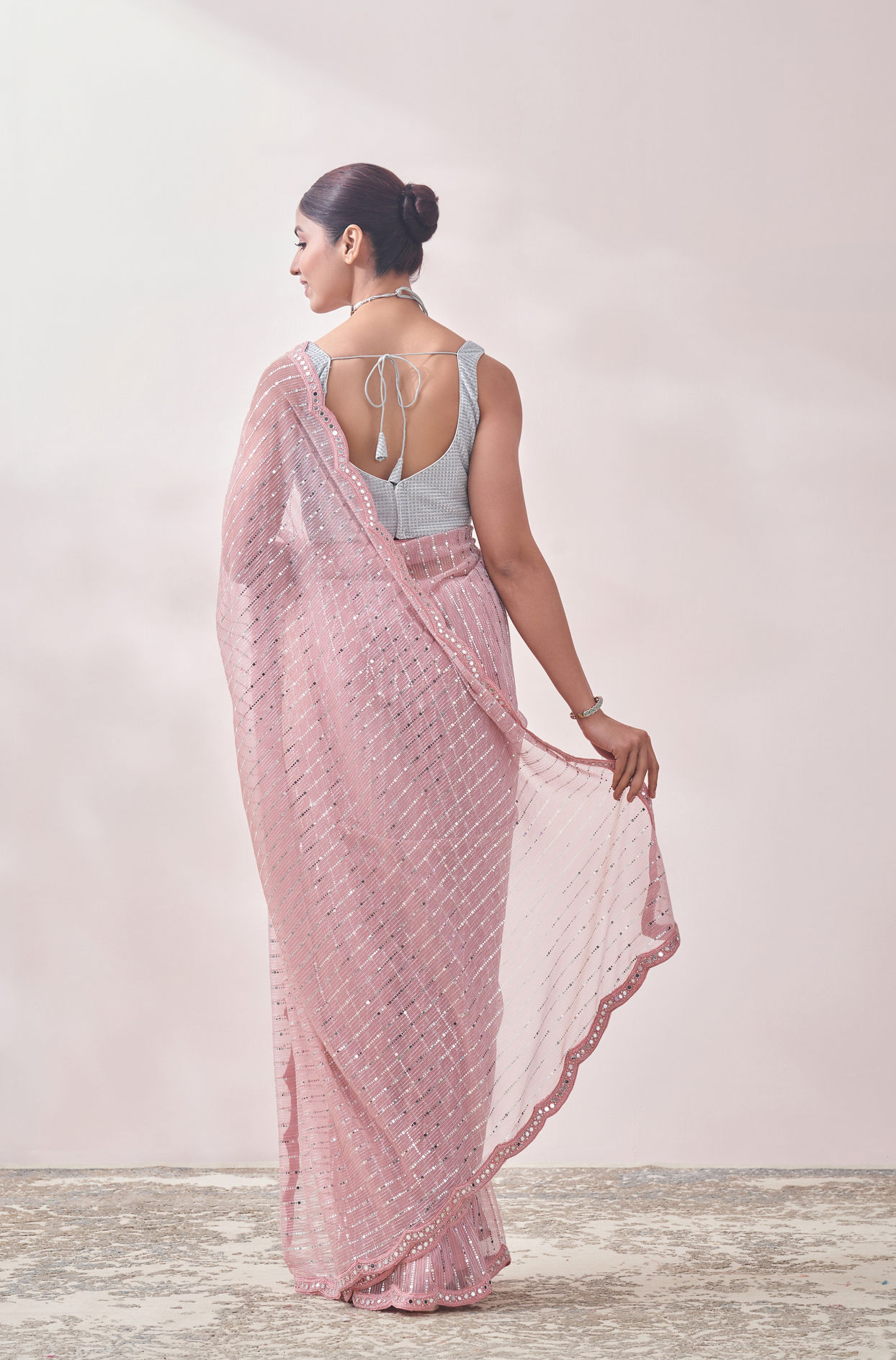 alt message - Mohey Women Aqua Pink Patterned Saree image number 2