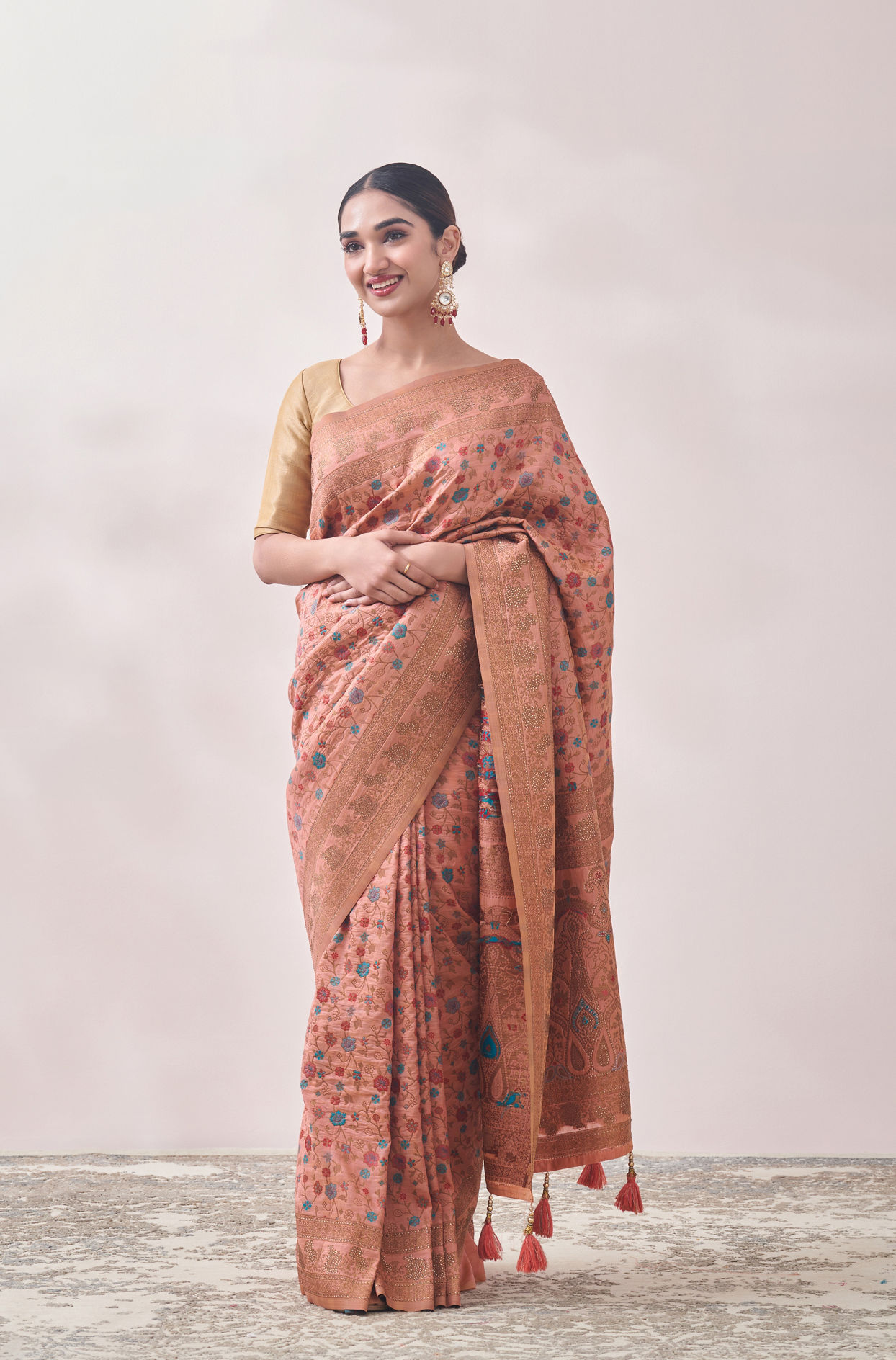 alt message - Mohey Women Classy Pink Patterned Saree image number 0