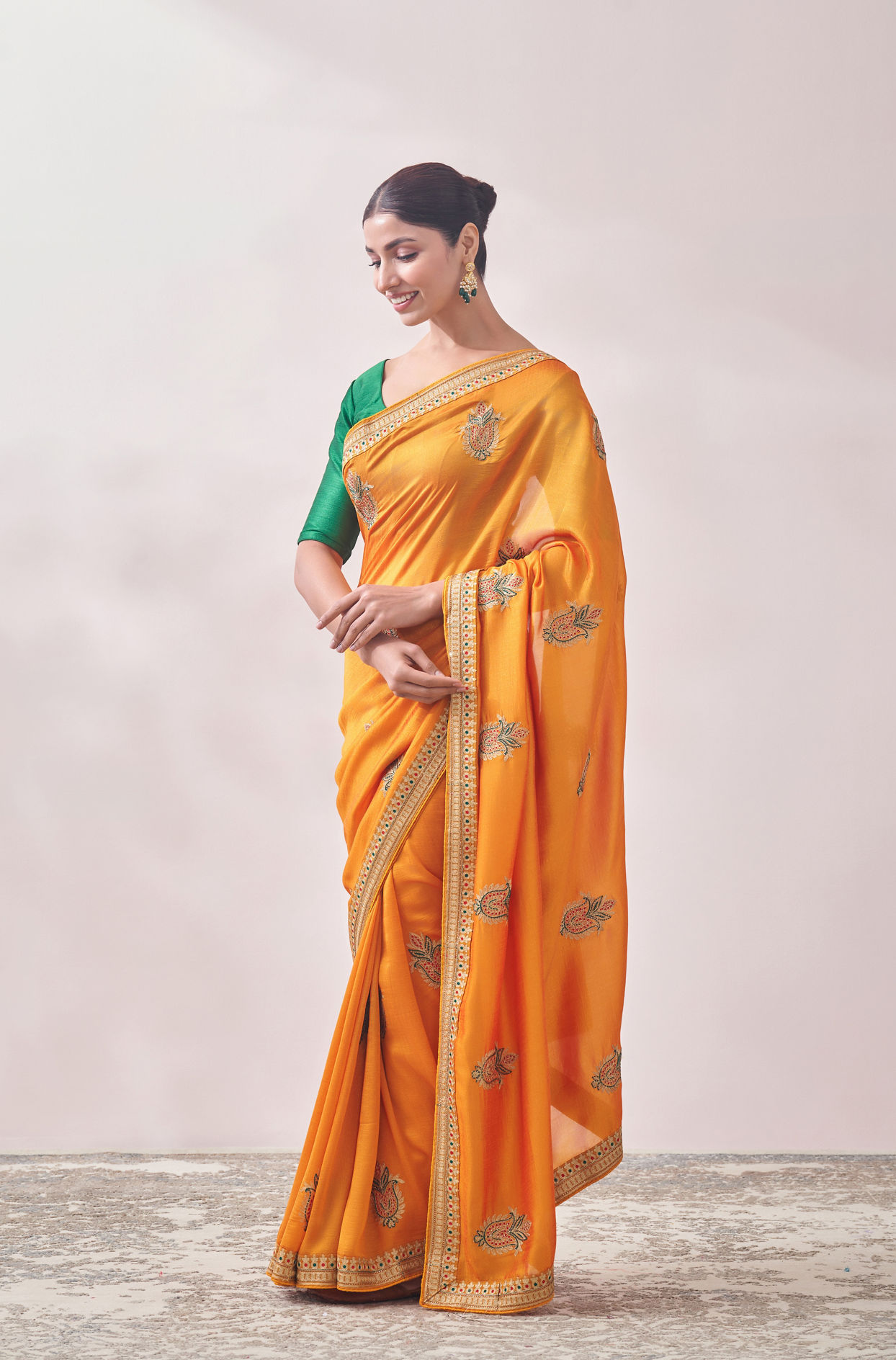 alt message - Mohey Women Mustard Yellow Saree image number 3