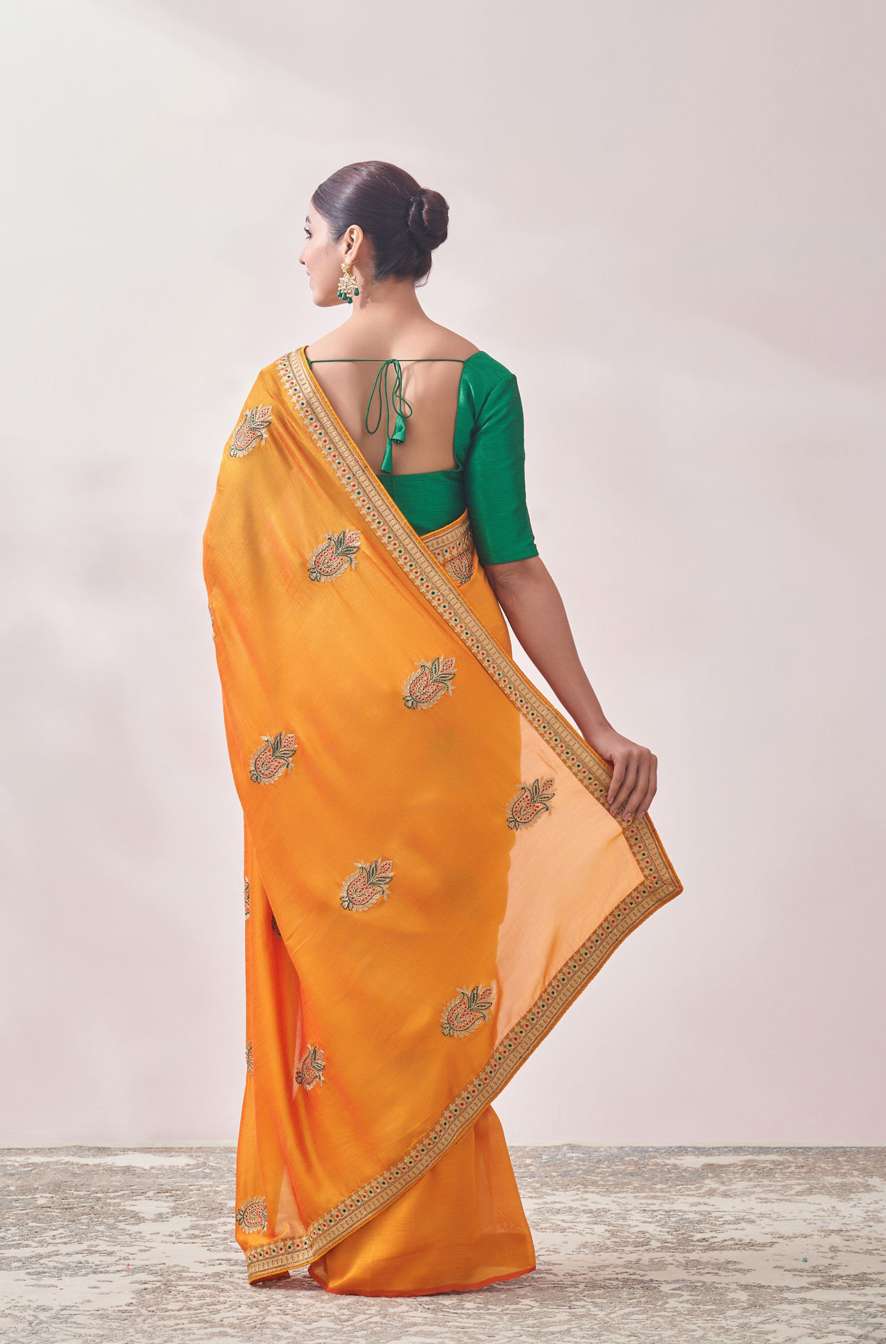 alt message - Mohey Women Mustard Yellow Saree image number 2