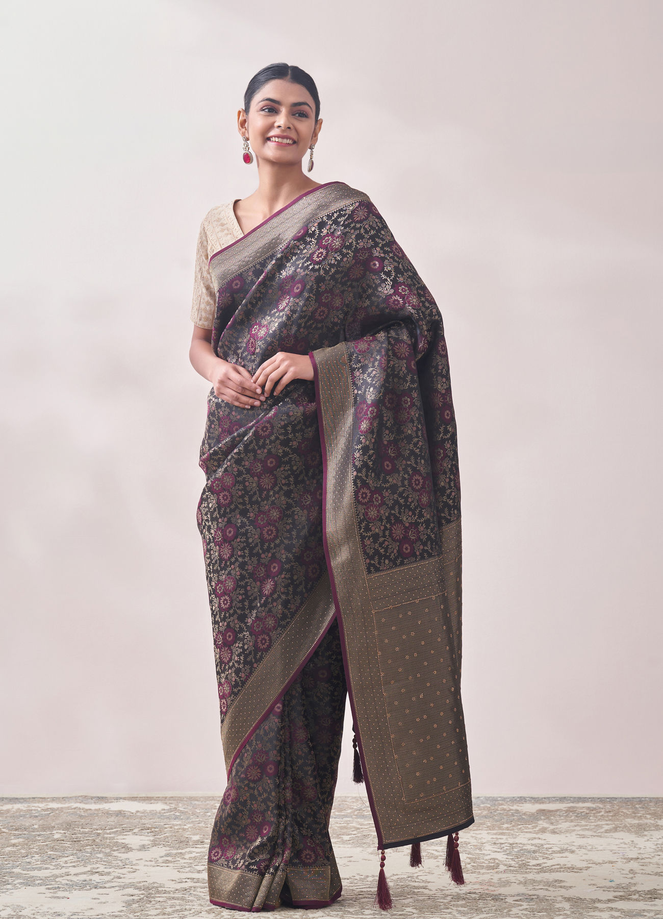 Mohey Women Royal Wine Patterned Saree